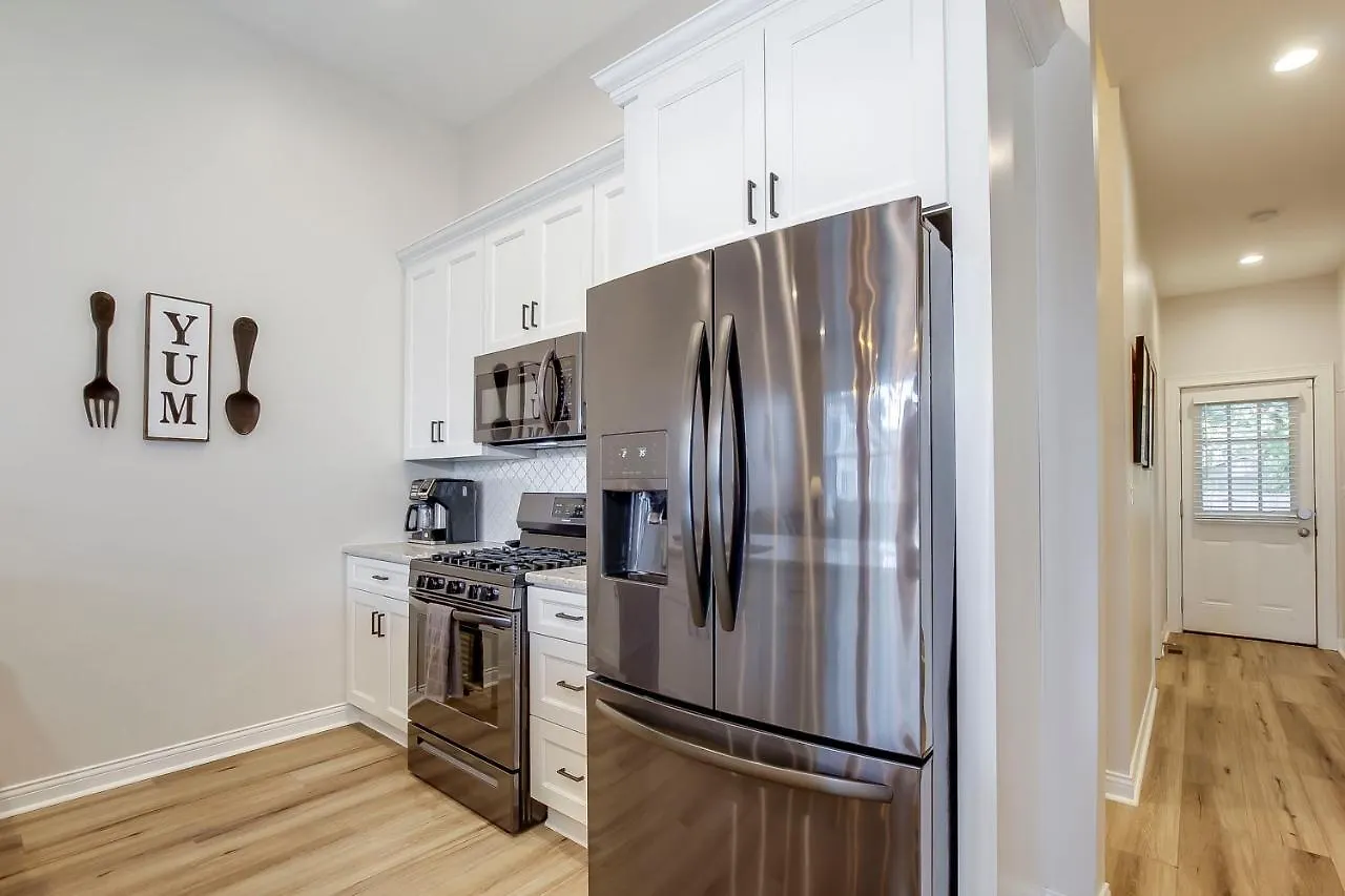 Casa vacanze 2 King, Sleeps 9, Fair & Expo Ctr, Churchill, Bourbon Tours, Downtown, University Of Louisville, Foodie, Shopping, Nightlife!!