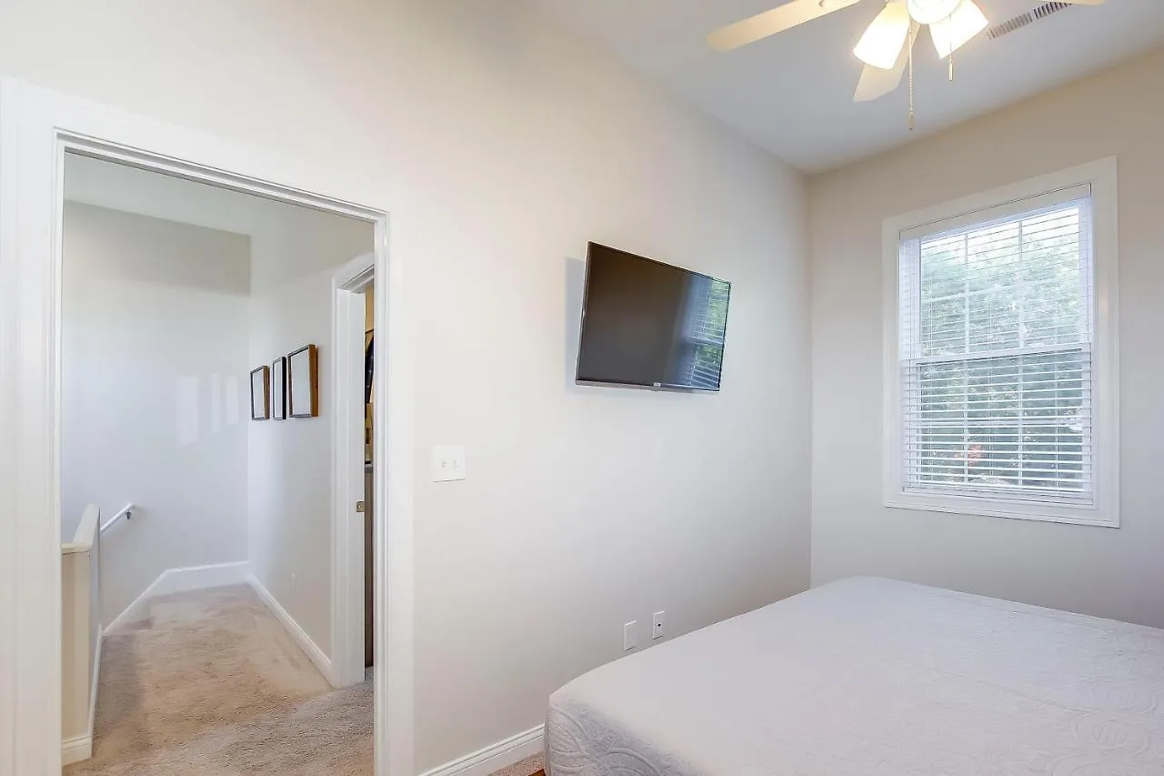 2 King, Sleeps 9, Fair & Expo Ctr, Churchill, Bourbon Tours, Downtown, University Of Louisville, Foodie, Shopping, Nightlife!! Louisville