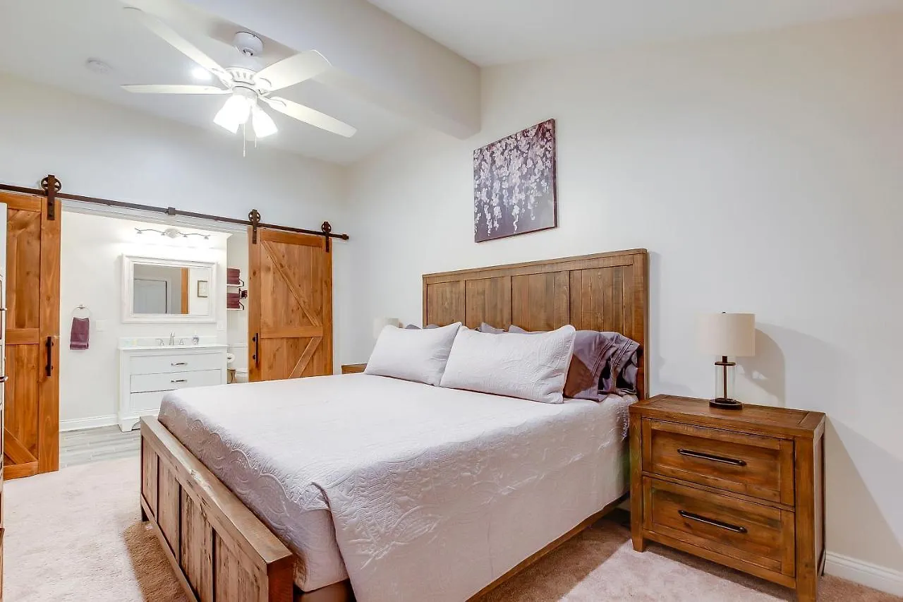 2 King, Sleeps 9, Fair & Expo Ctr, Churchill, Bourbon Tours, Downtown, University Of Louisville, Foodie, Shopping, Nightlife!! Louisville