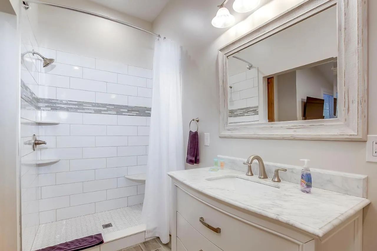 2 King, Sleeps 9, Fair & Expo Ctr, Churchill, Bourbon Tours, Downtown, University Of Louisville, Foodie, Shopping, Nightlife!! 0*, Louisville